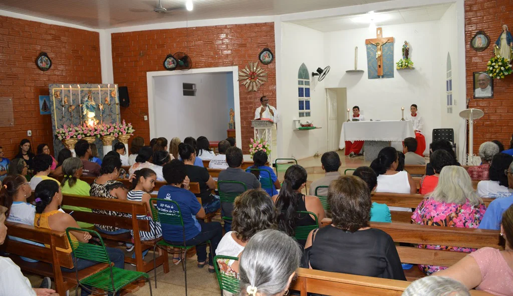 Celebrante pede que povo reze mais