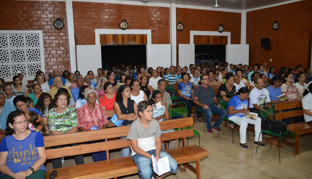 Fiéis participam da abertura do festejo