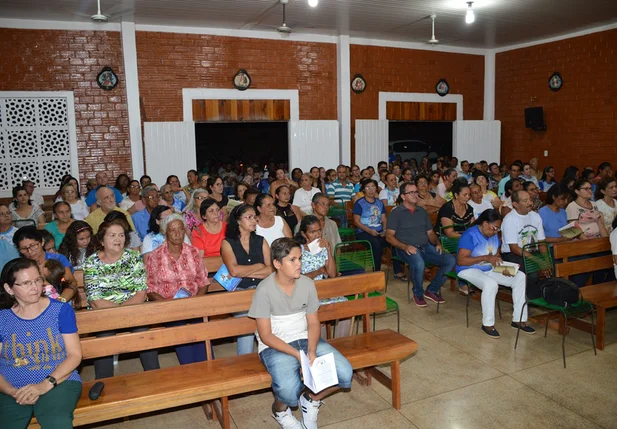 Fiéis participam da abertura do festejo