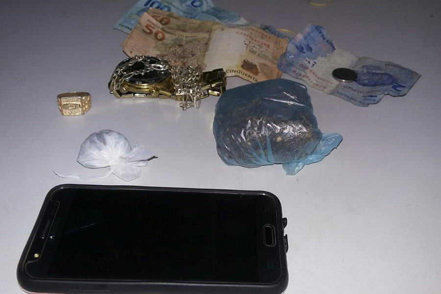 Objetos encontrados com o acusado