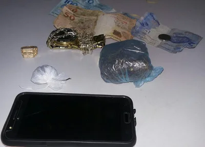 Objetos encontrados com o acusado