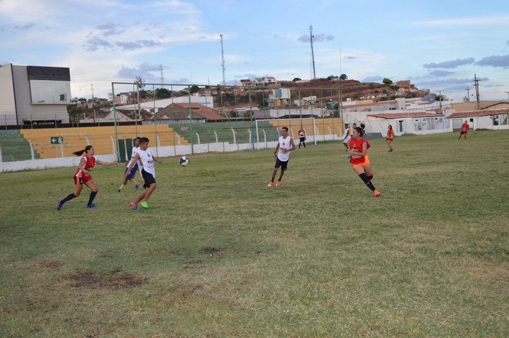 Coletivo apronto das Abelhas Rainhas com equipe masculina júnior