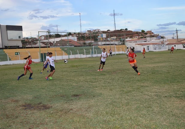 Coletivo apronto das Abelhas Rainhas com equipe masculina júnior