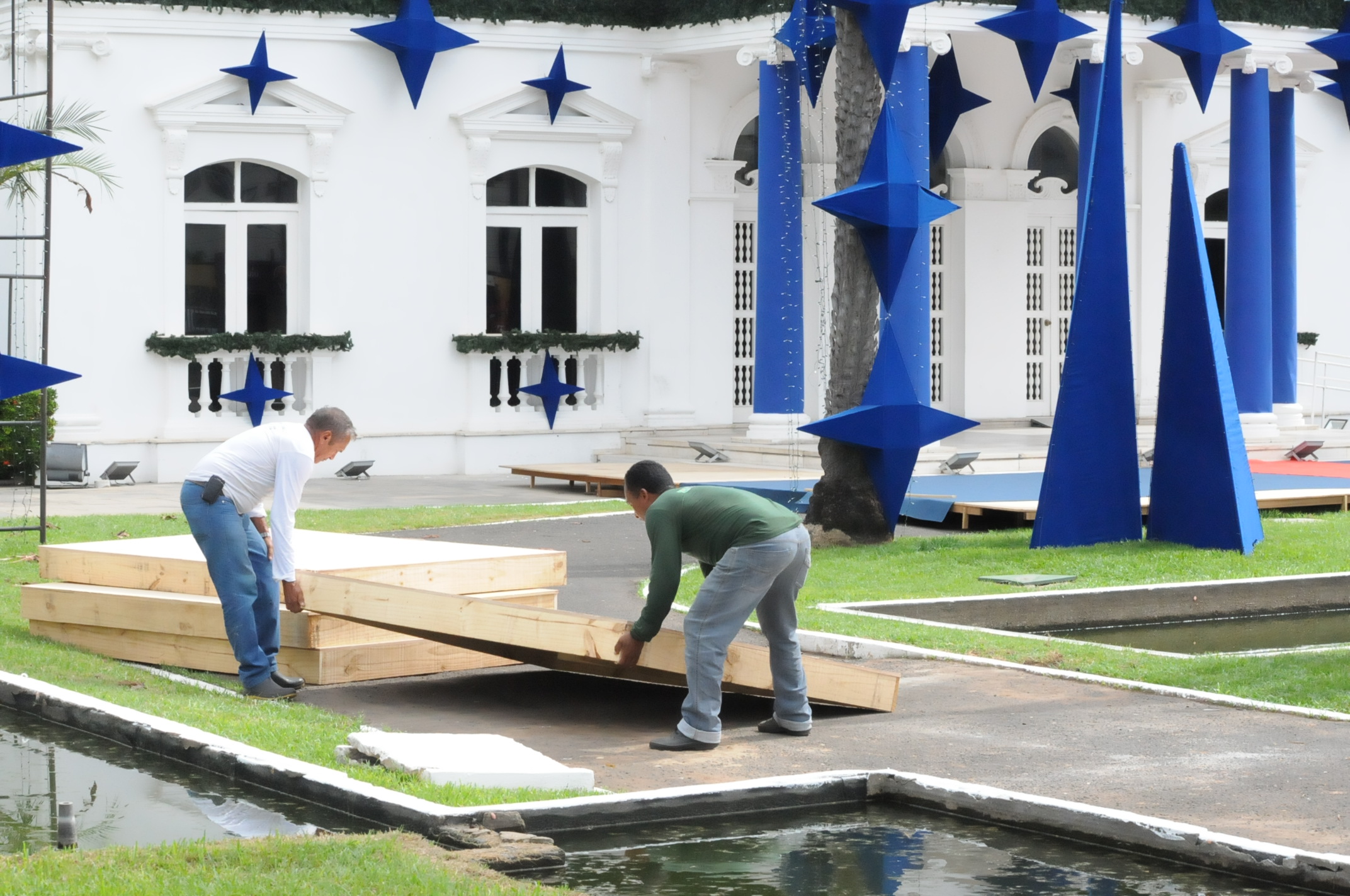 Karnak recebe decoração de natal 
