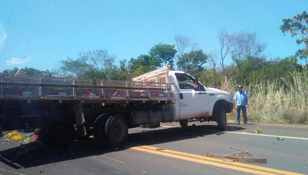 Caminhão envolvido no acidente ficou atravessado na BR 343