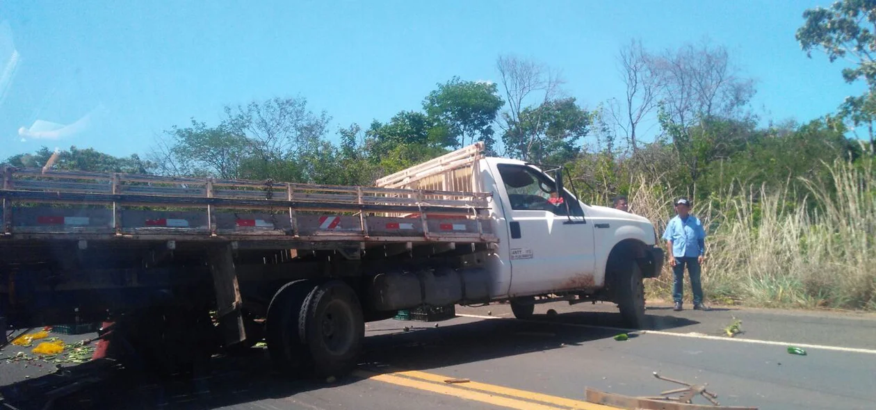 Caminhão envolvido no acidente ficou atravessado na BR 343