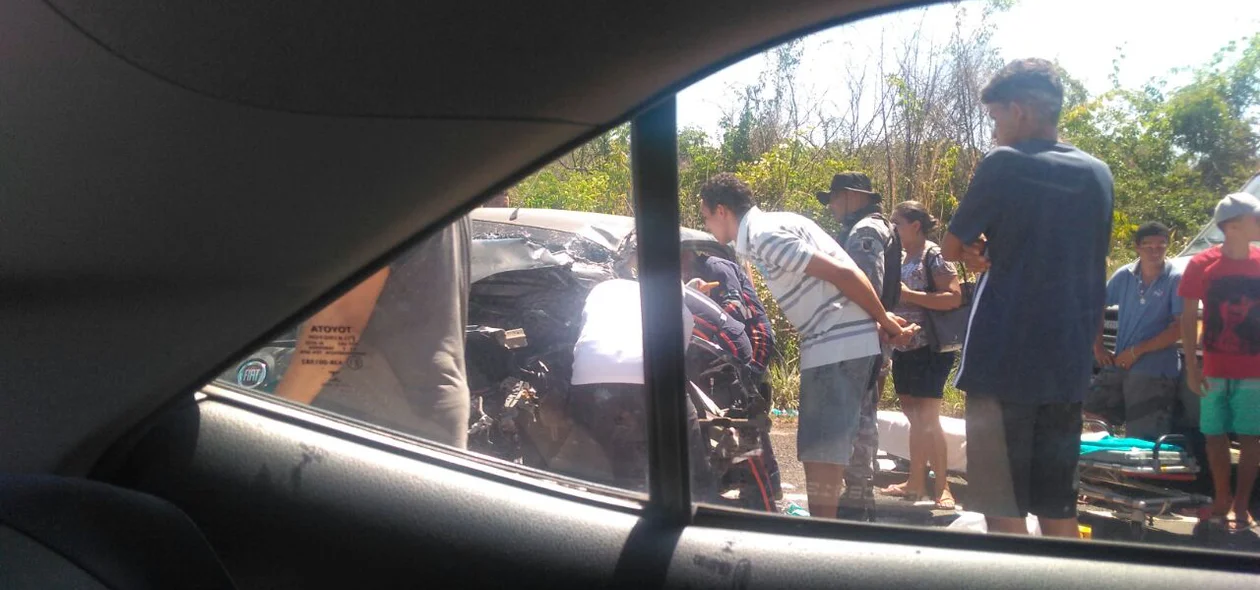 Morotorista do Fiat Uno ficou preso nas ferragens