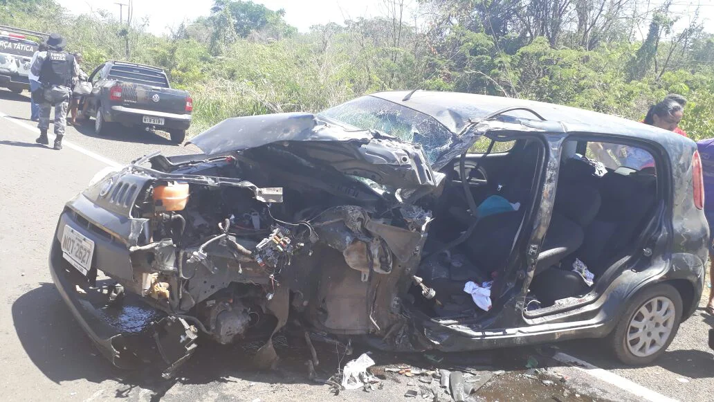 Veículo fiar uno ficou parcialmente destruído