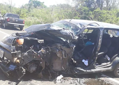 Veículo fiar uno ficou parcialmente destruído