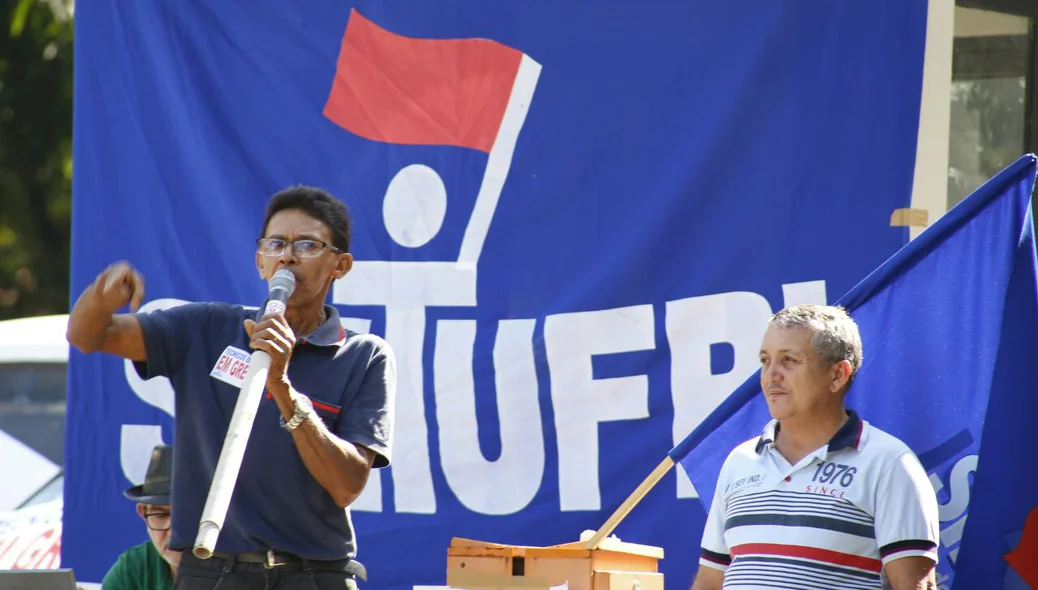 Trabalhadores da UFPI estão reunidos próximo a reitoria em paralisação