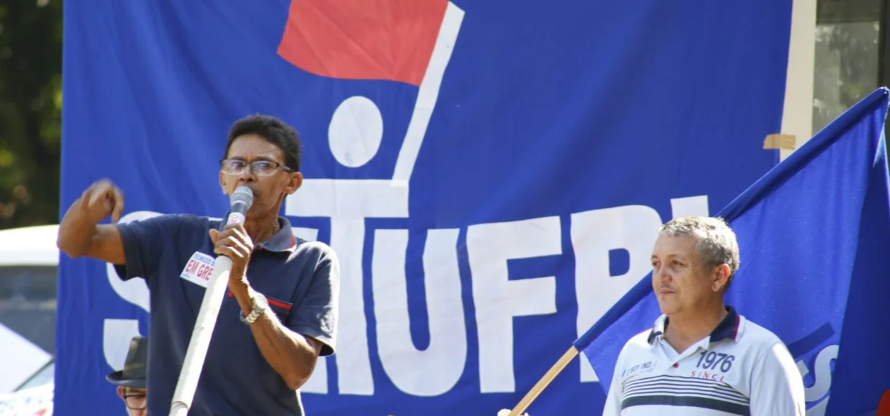 Trabalhadores da UFPI estão reunidos próximo a reitoria em paralisação