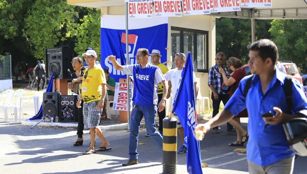 Trabalhadores paralisam atividades e serviços na UFPI