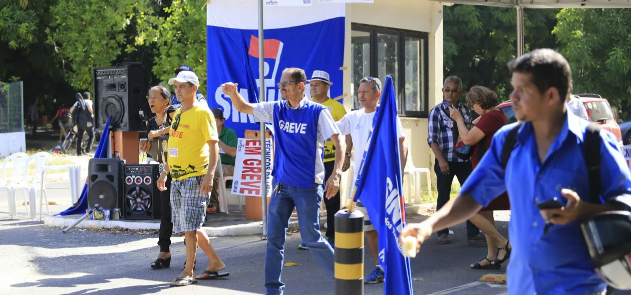 Trabalhadores paralisam atividades e serviços na UFPI