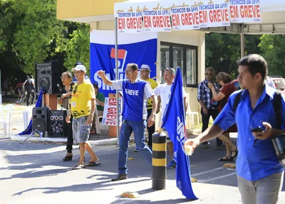 Trabalhadores paralisam atividades e serviços na UFPI