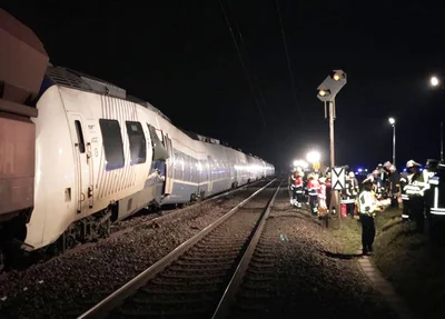 Trem de passageiros bateu com trem de carga