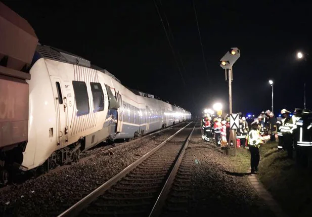Trem de passageiros bateu com trem de carga