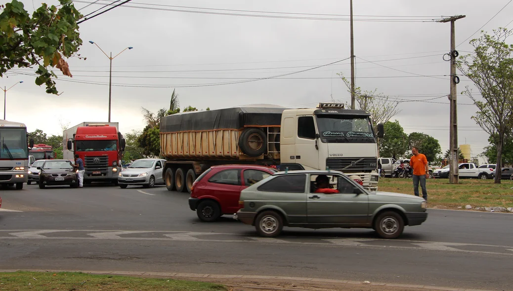 Acidente deixa o trânsito parado na Avenida João XXIII