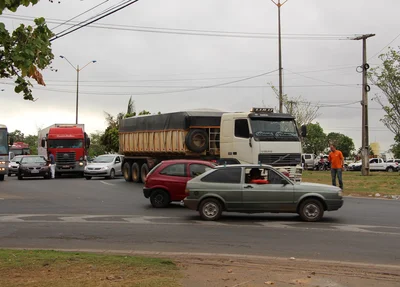 Acidente deixa o trânsito parado na Avenida João XXIII