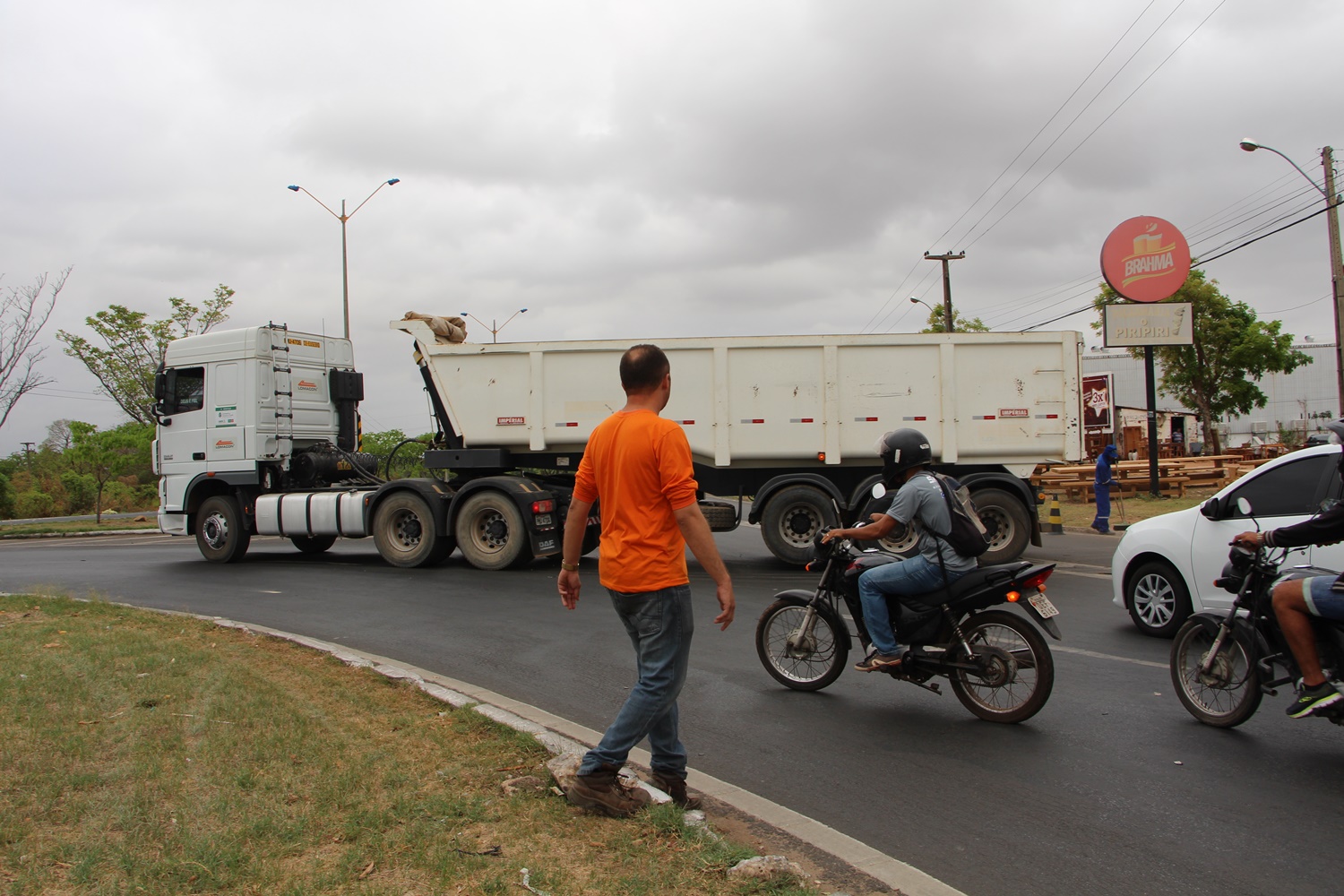 Caminhão envolvido no primeiro acidente