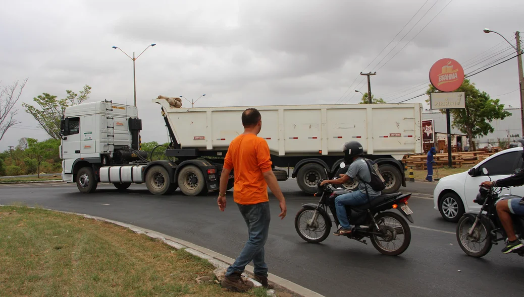 Caminhão envolvido no primeiro acidente