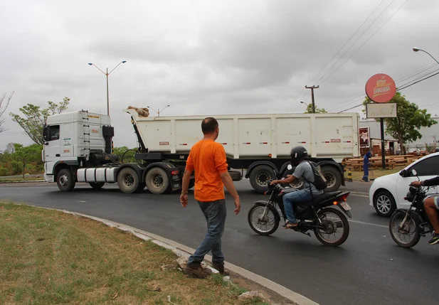 Caminhão envolvido no primeiro acidente