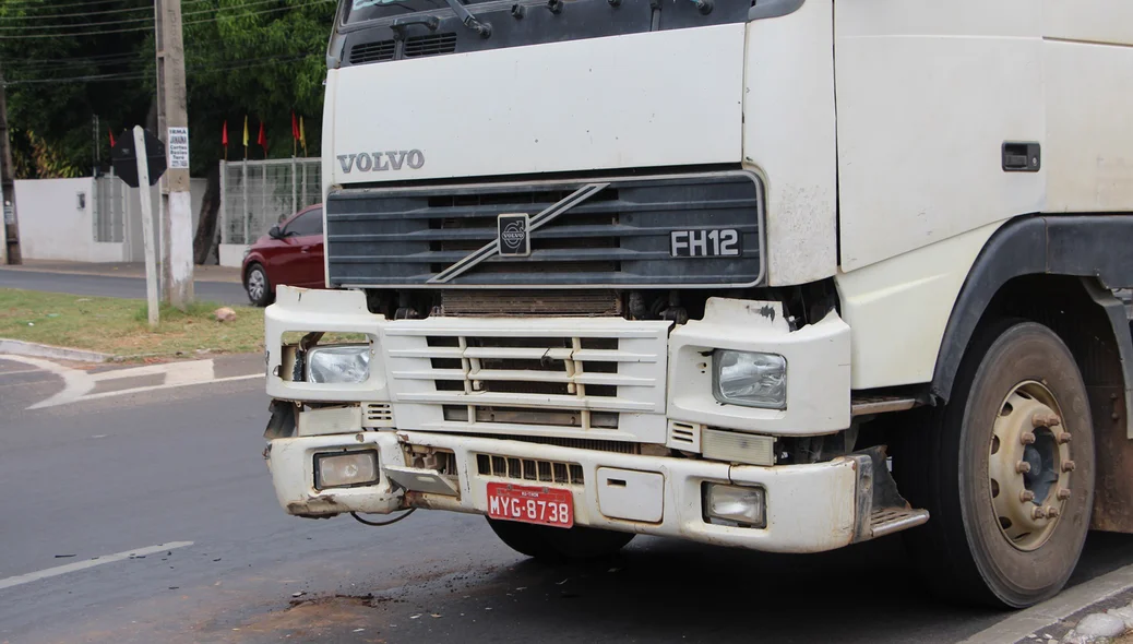 Caminhão teve a lateral danificada