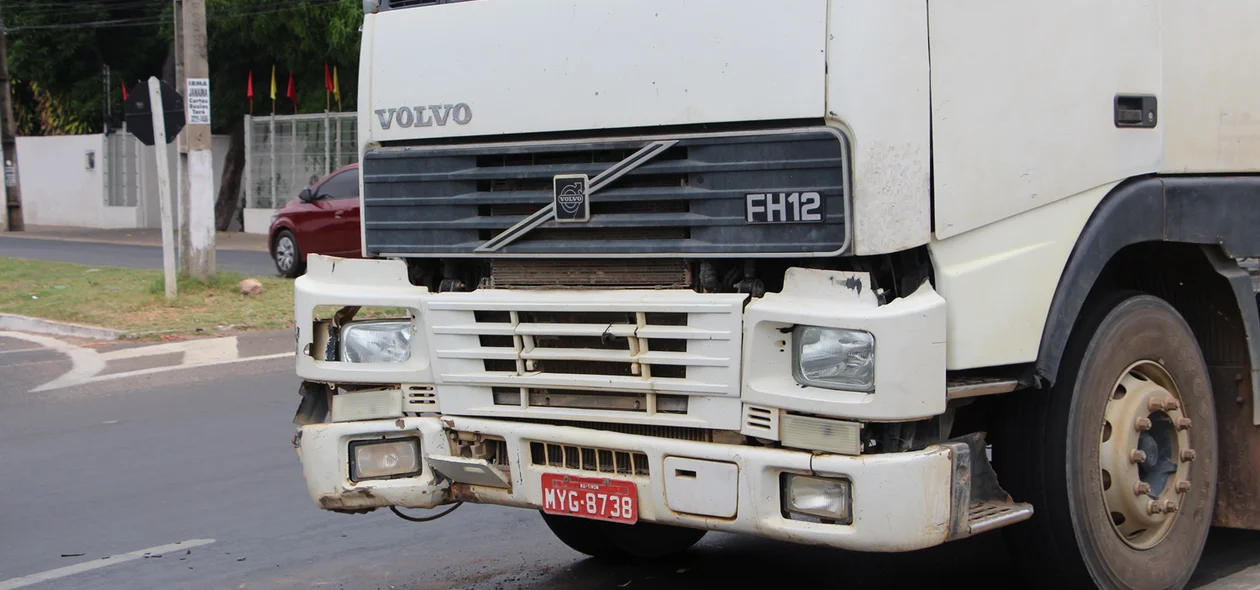 Caminhão teve a lateral danificada
