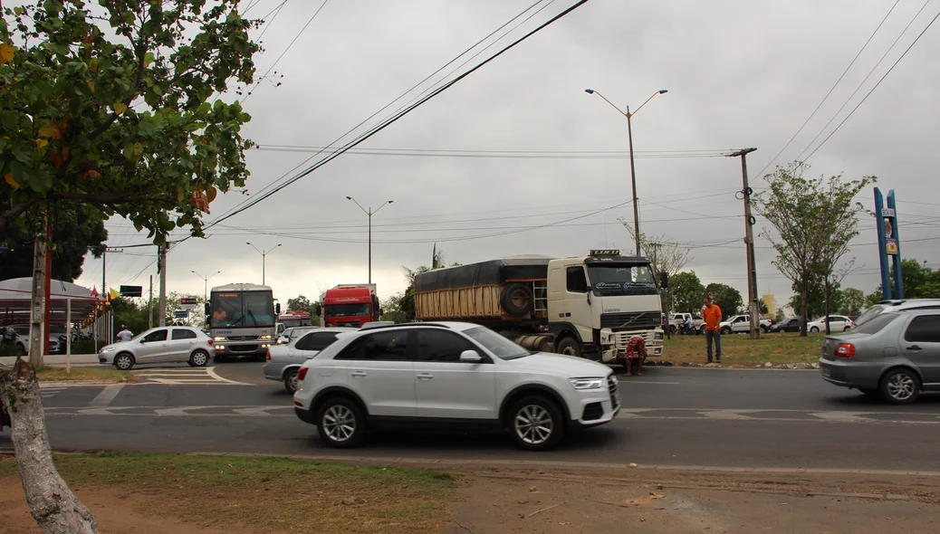 Colisão entre caminhões deixa o trânsito lento na zona leste de Teresina