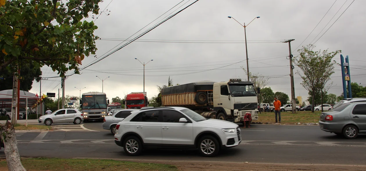 Colisão entre caminhões deixa o trânsito lento na zona leste de Teresina