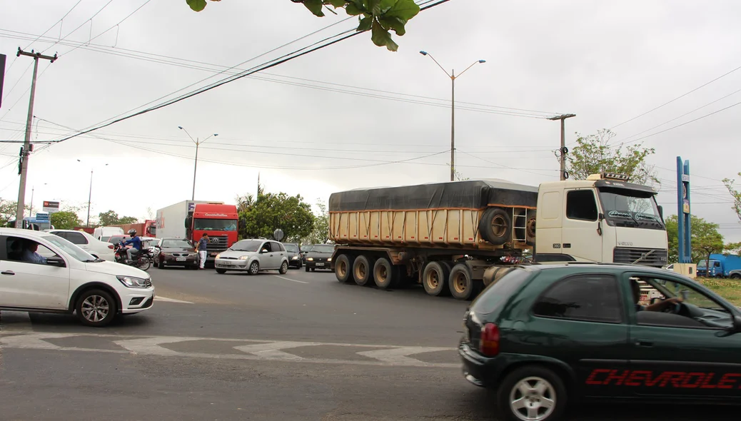 Colisão entre caminhões no início da manhã deixam o trânsito lento