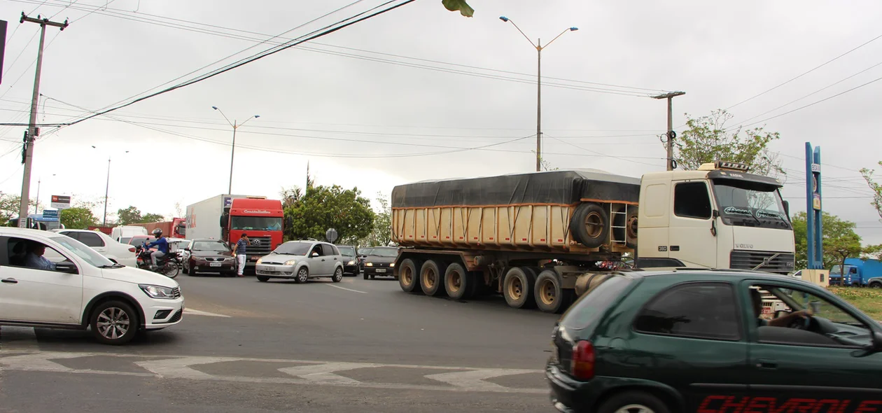 Colisão entre caminhões no início da manhã deixam o trânsito lento