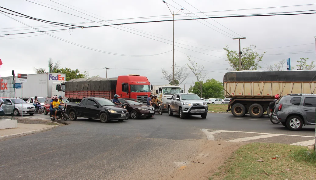 Dois acidentes deixam o trânsito parado na Avenida João XXIII