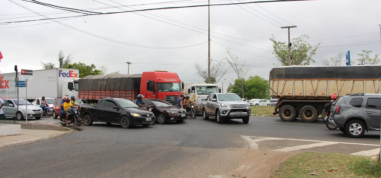 Dois acidentes deixam o trânsito parado na Avenida João XXIII