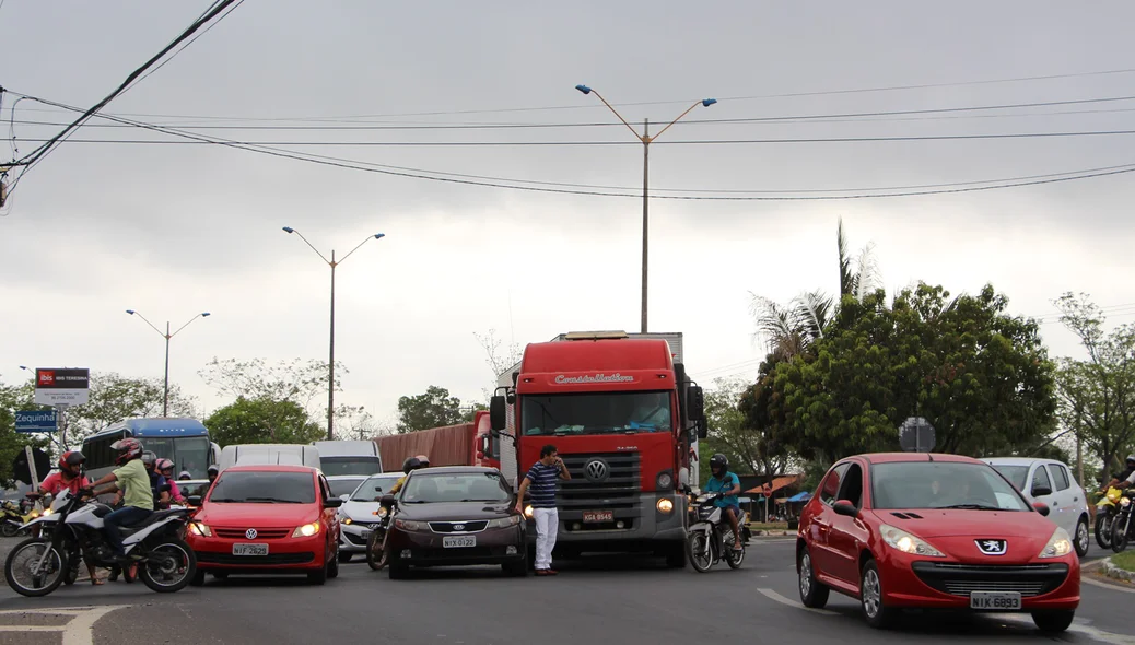 Dois acidentes seguidos deixam o trânsito lento na Avenida João XXIII