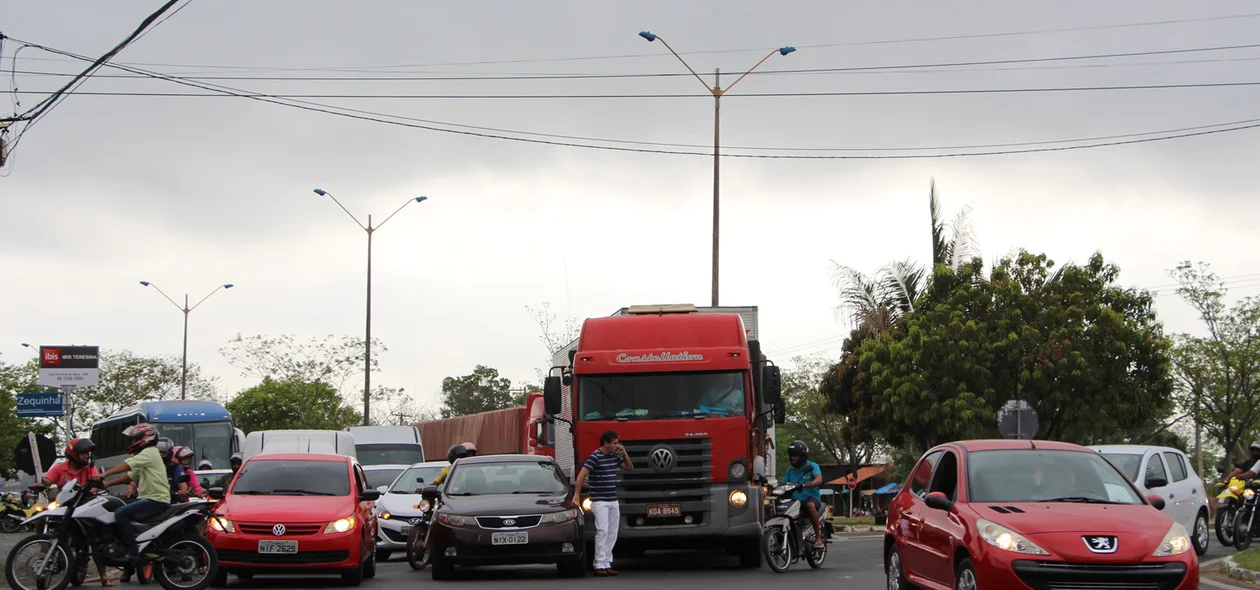 Dois acidentes seguidos deixam o trânsito lento na Avenida João XXIII