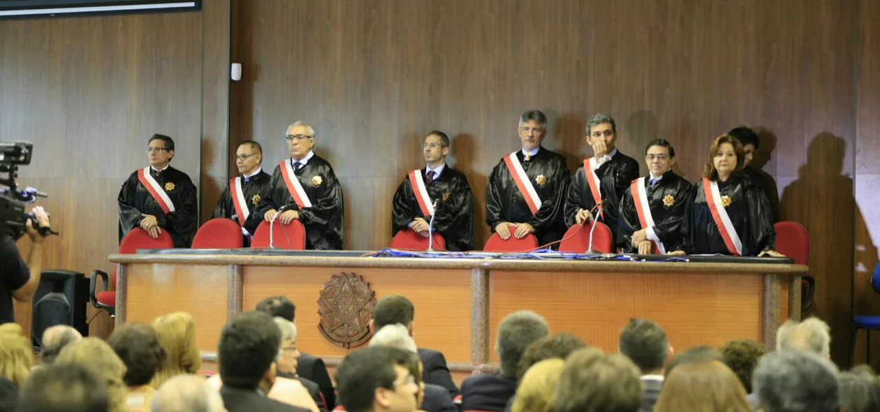 Juízes do TRT prestam homenagem a autoridades