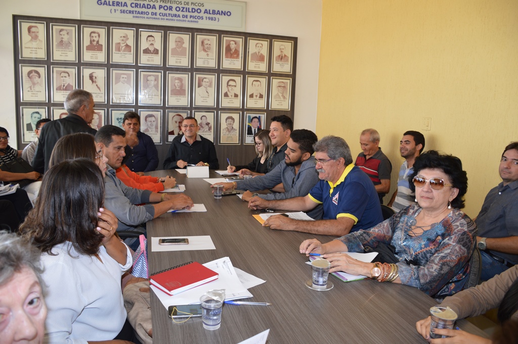 Padre Walmir reúne secretariado e reforça pedido de contenção de gastos