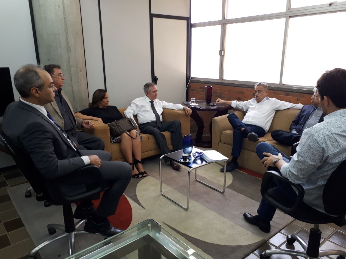Políticos discutem candidatura de João Henrique ao Governo