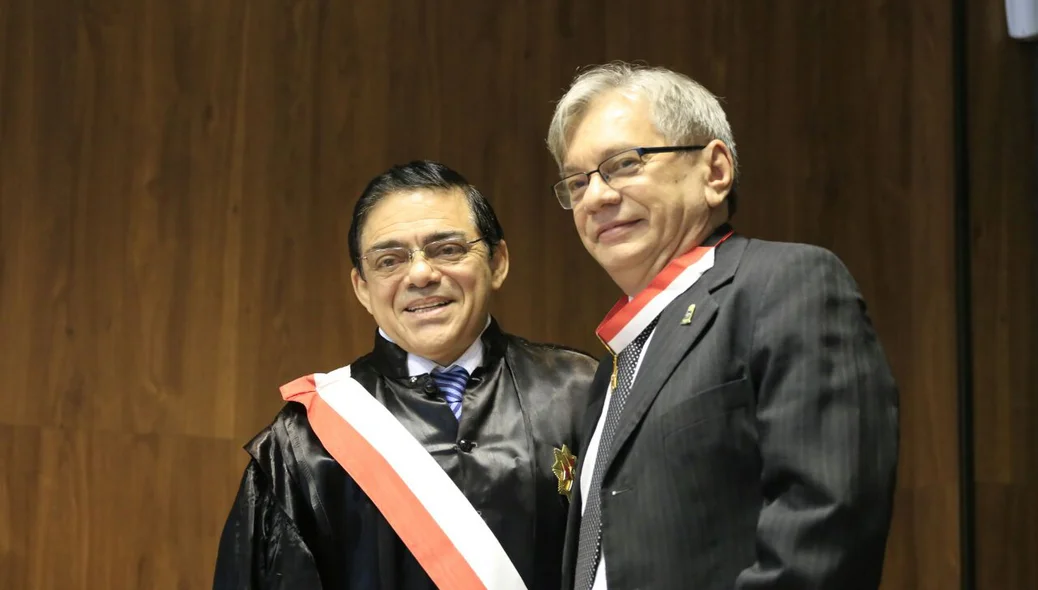 Reitor da Universidade Federal do Piauí, Arimatéia Dantas Lopes, recebe homenagem do TRT