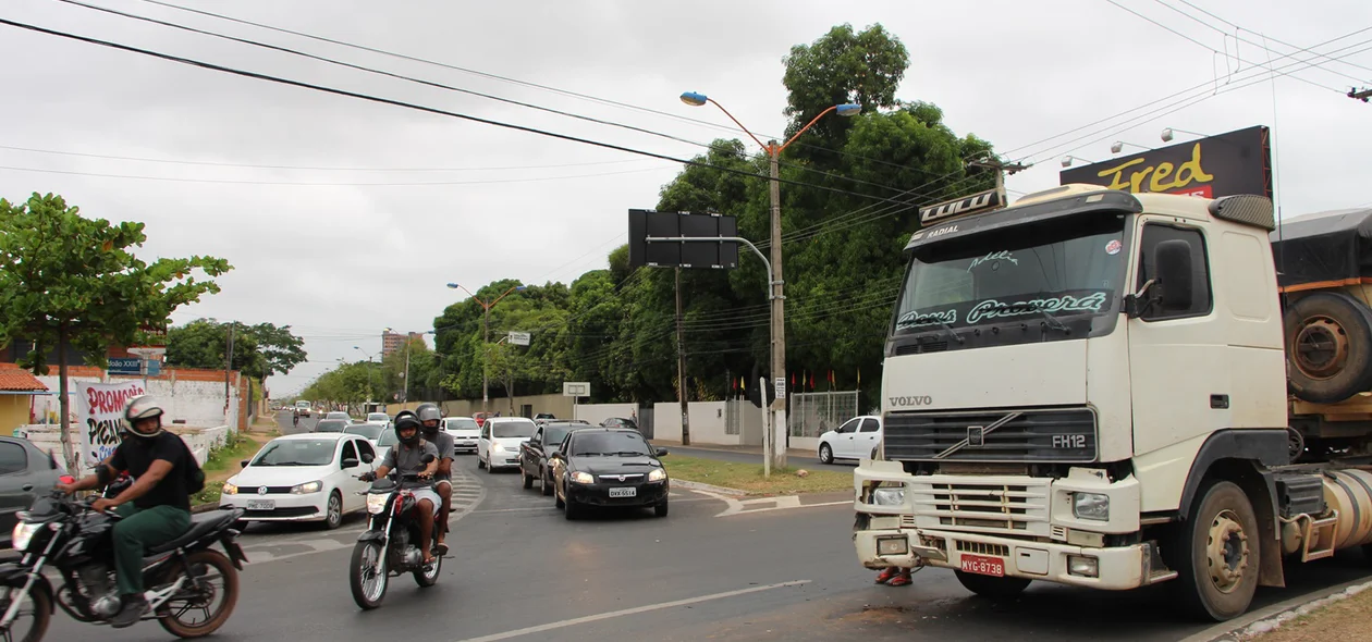 Trânsito ficou congestionado após colisão na João XIII