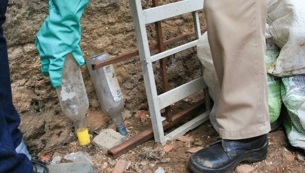 Garrafas encontradas em residência