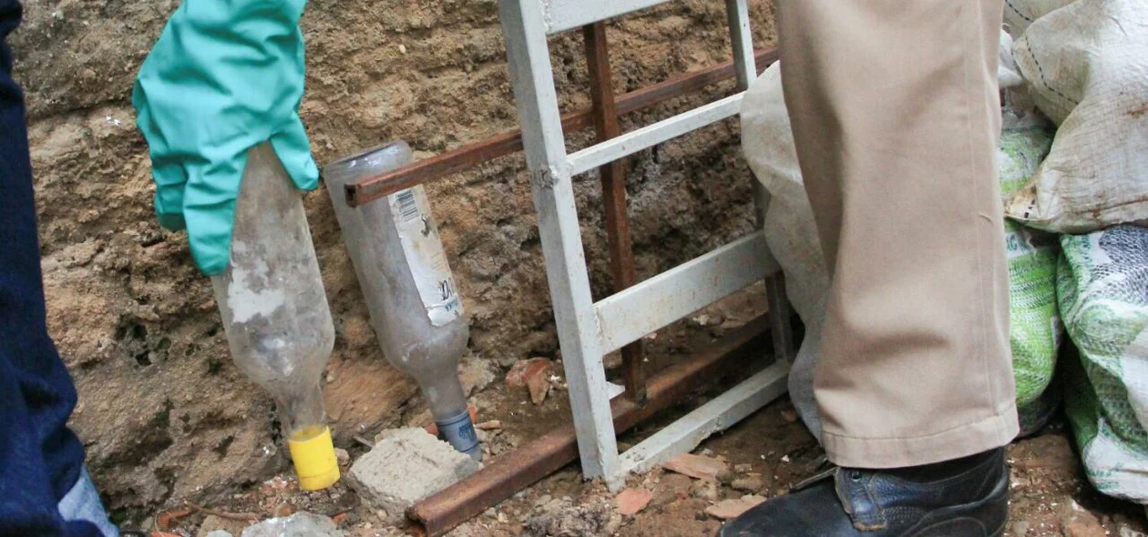 Garrafas encontradas em residência
