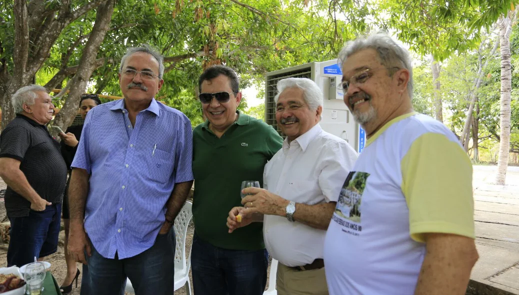 Autoridades em almoço