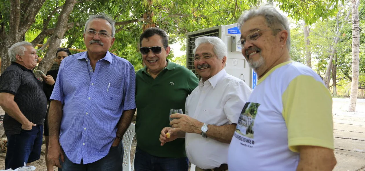 Autoridades em almoço