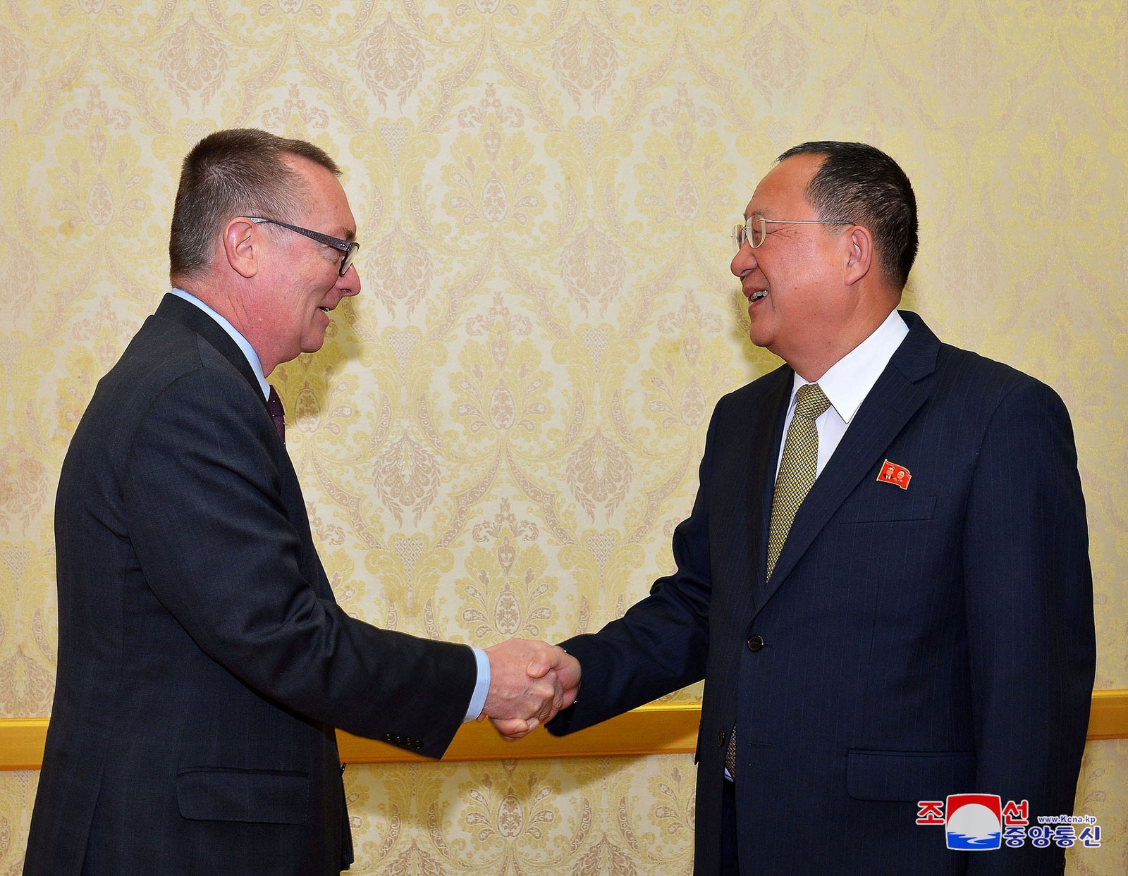 Ministro das Relações Exteriores da Coreia do Norte, Ri Yong-Ho, cumprimenta o representante da ONU, Jeffr
