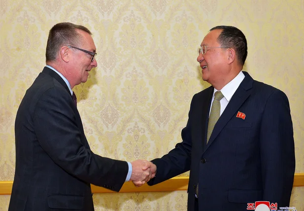 Ministro das Relações Exteriores da Coreia do Norte, Ri Yong-Ho, cumprimenta o representante da ONU, Jeffr