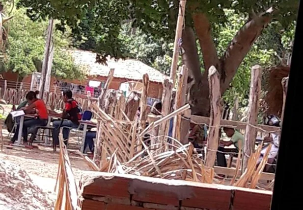 Alunos assistem aulas debaixo de pé de Caju em Jardim do Mulato