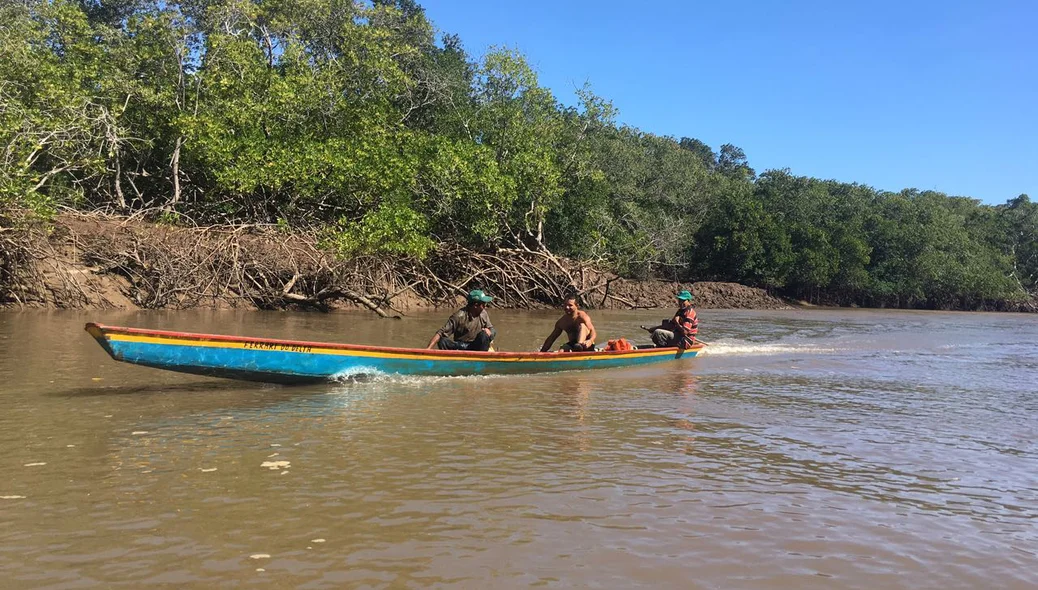 Catadores de caranguejo em uma pequena embarcação