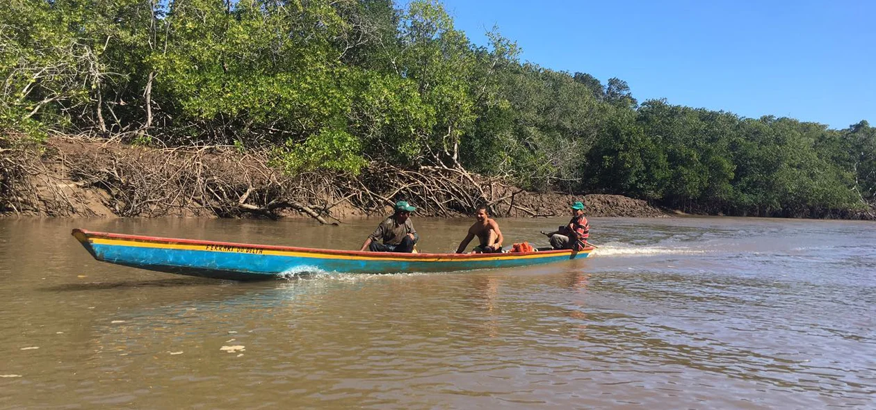 Catadores de caranguejo em uma pequena embarcação