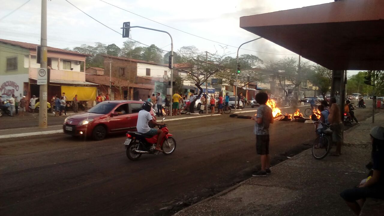 Manifestantes queimam pneus e interditam avenida Duque de Caxias